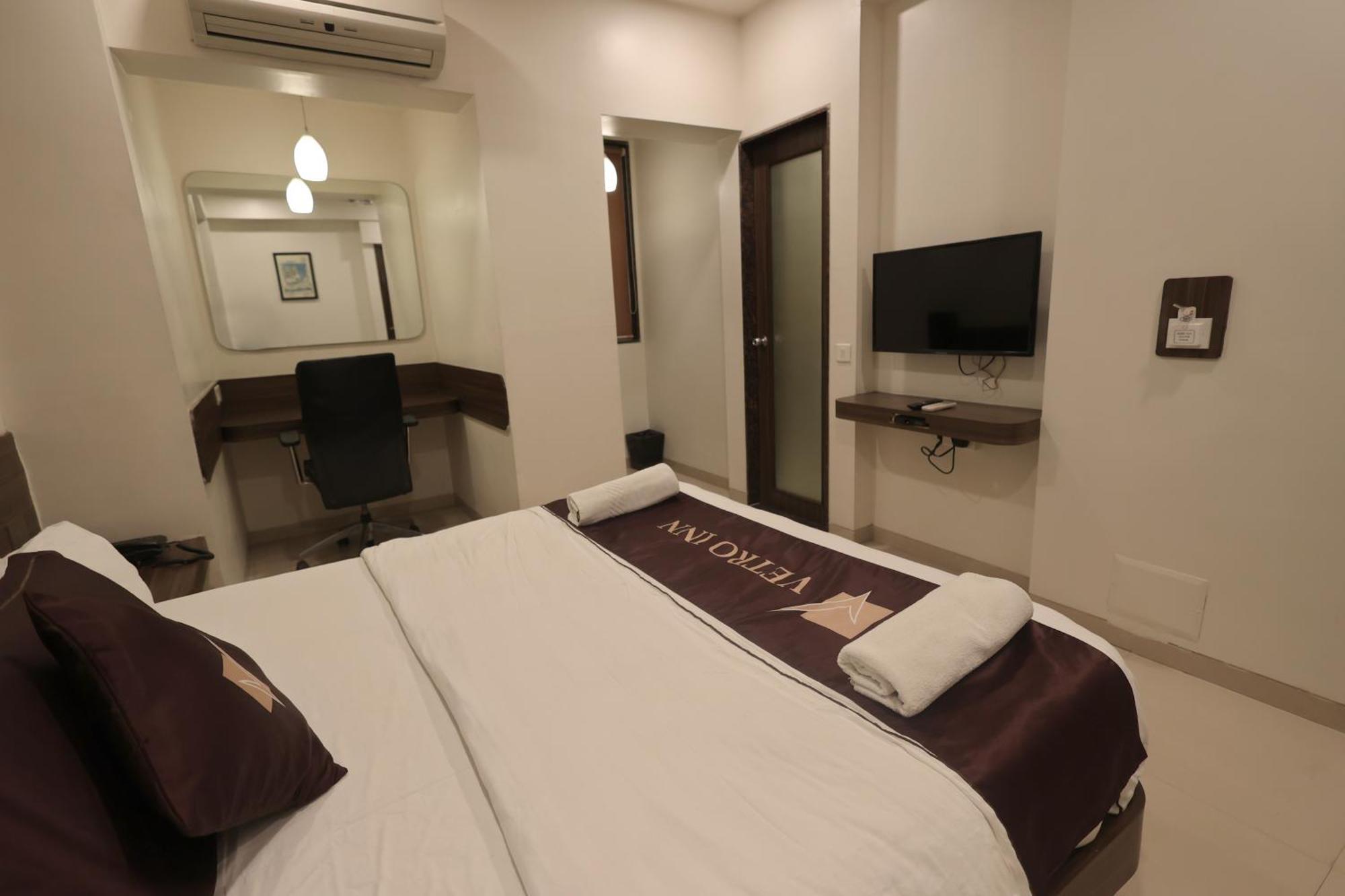 Hotel Vetro Inn Surat Exterior photo