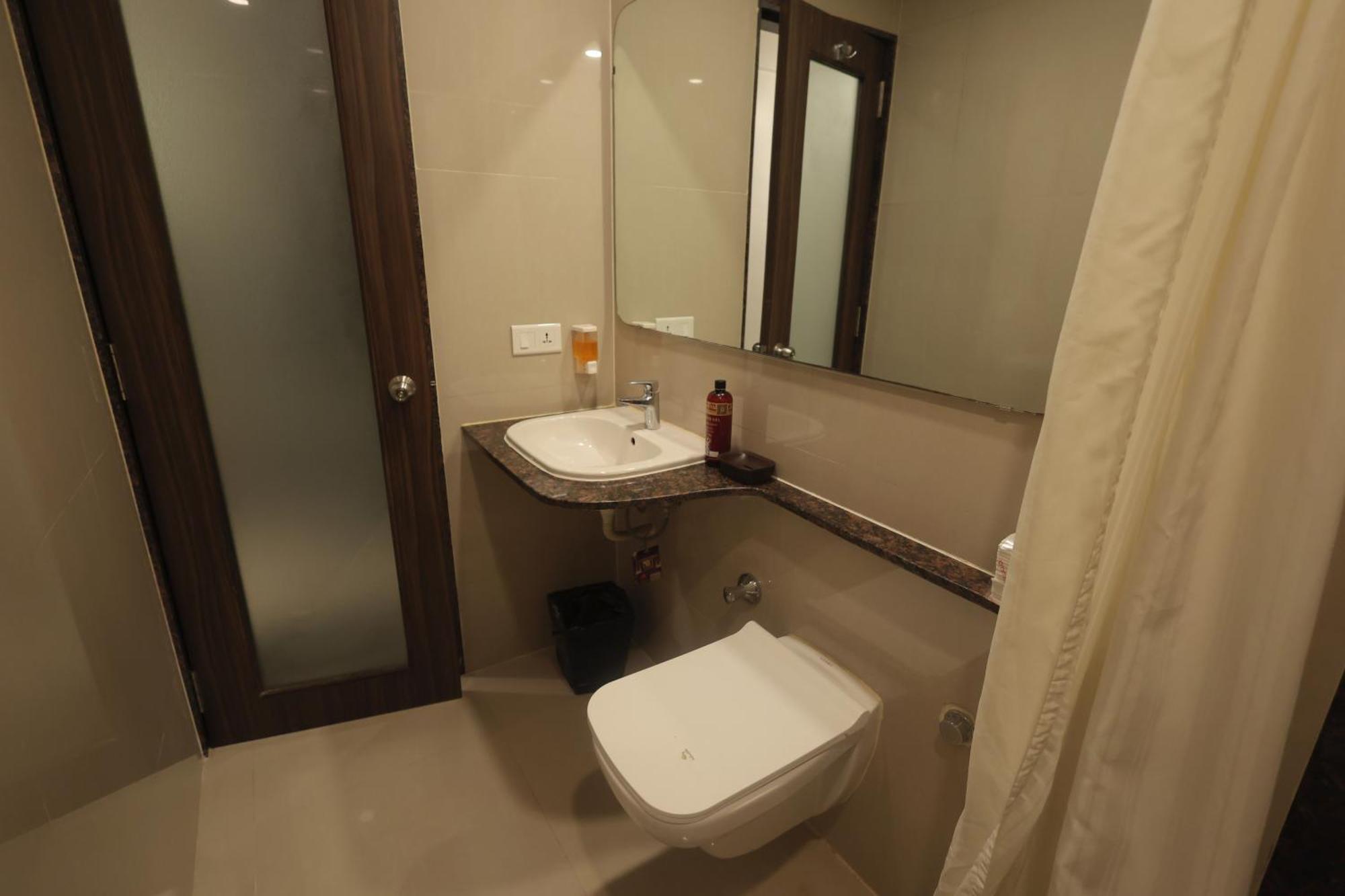 Hotel Vetro Inn Surat Exterior photo