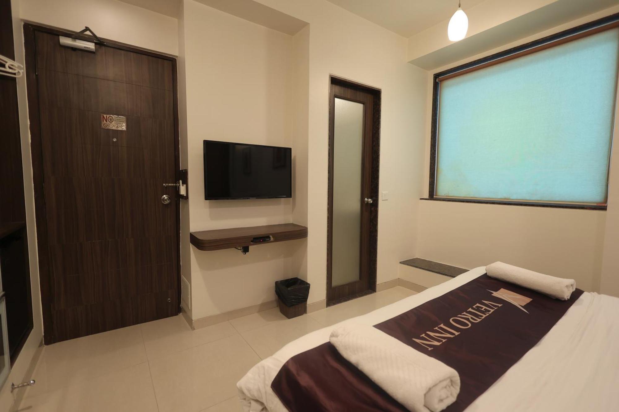 Hotel Vetro Inn Surat Exterior photo