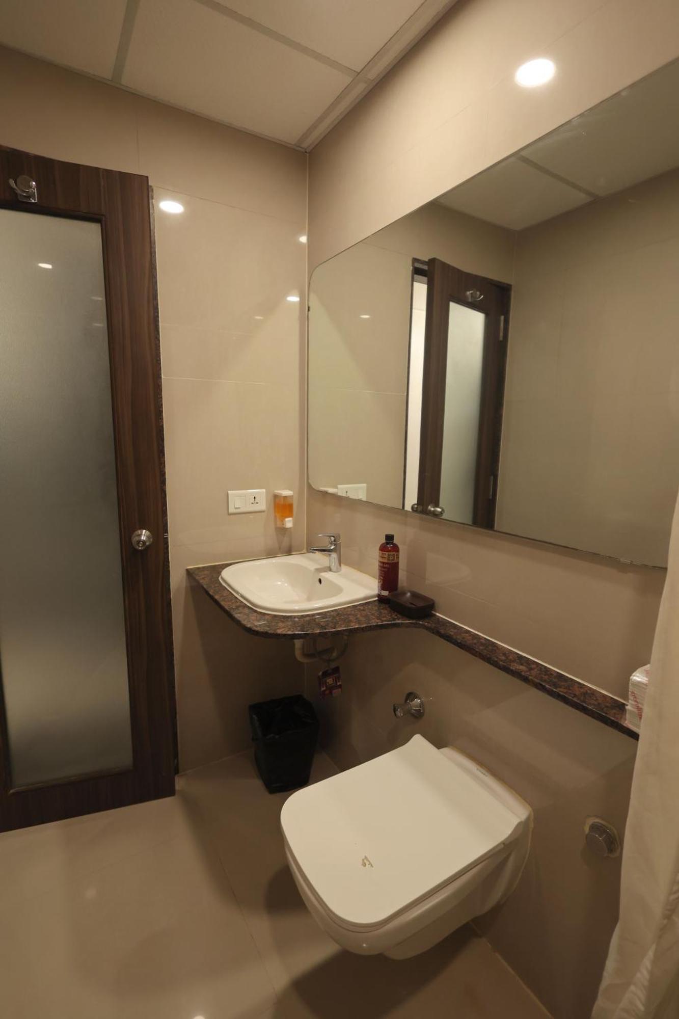 Hotel Vetro Inn Surat Exterior photo