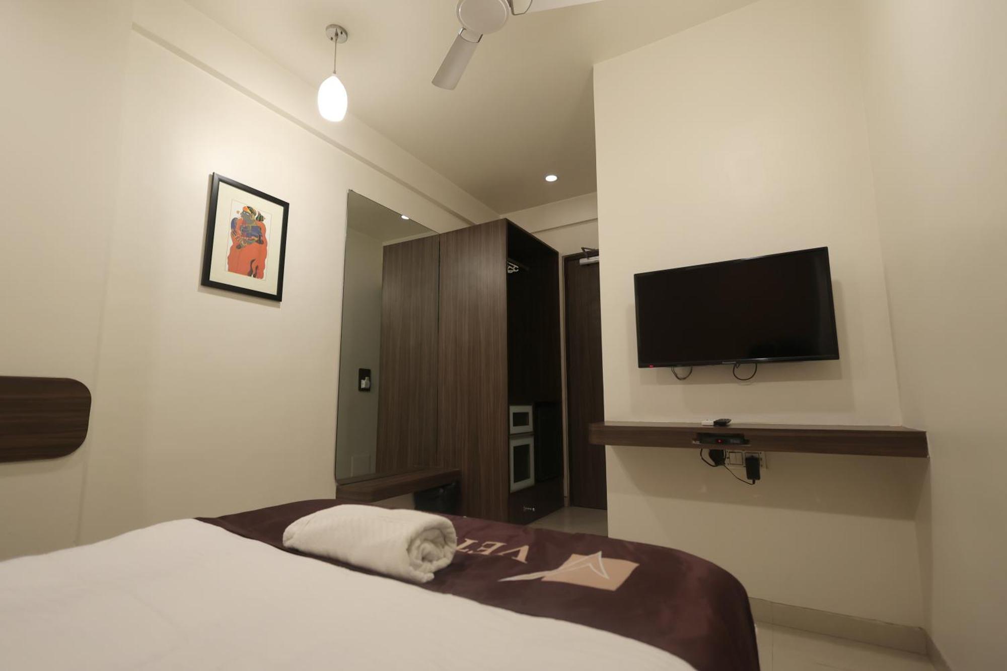 Hotel Vetro Inn Surat Exterior photo