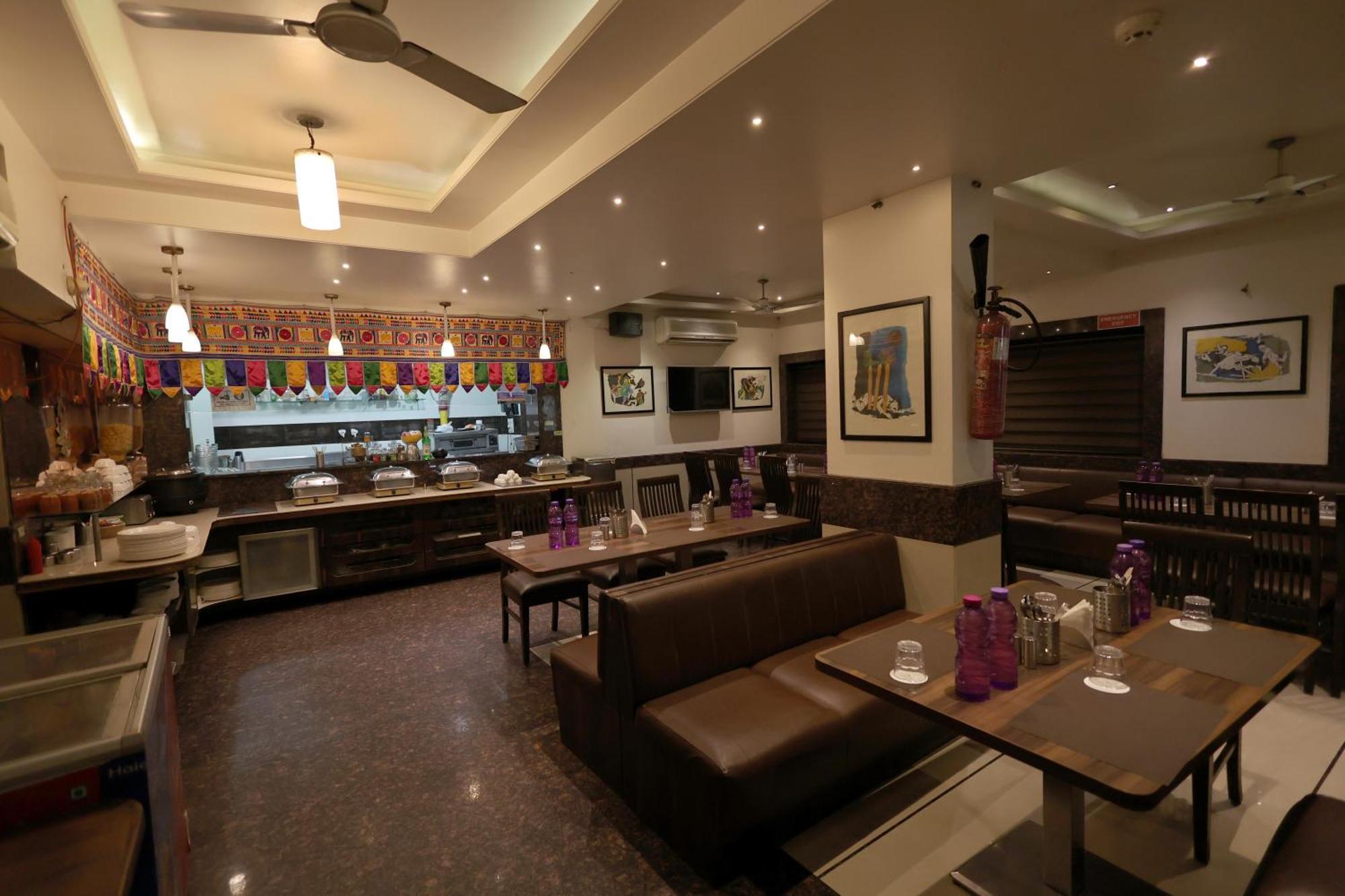 Hotel Vetro Inn Surat Exterior photo