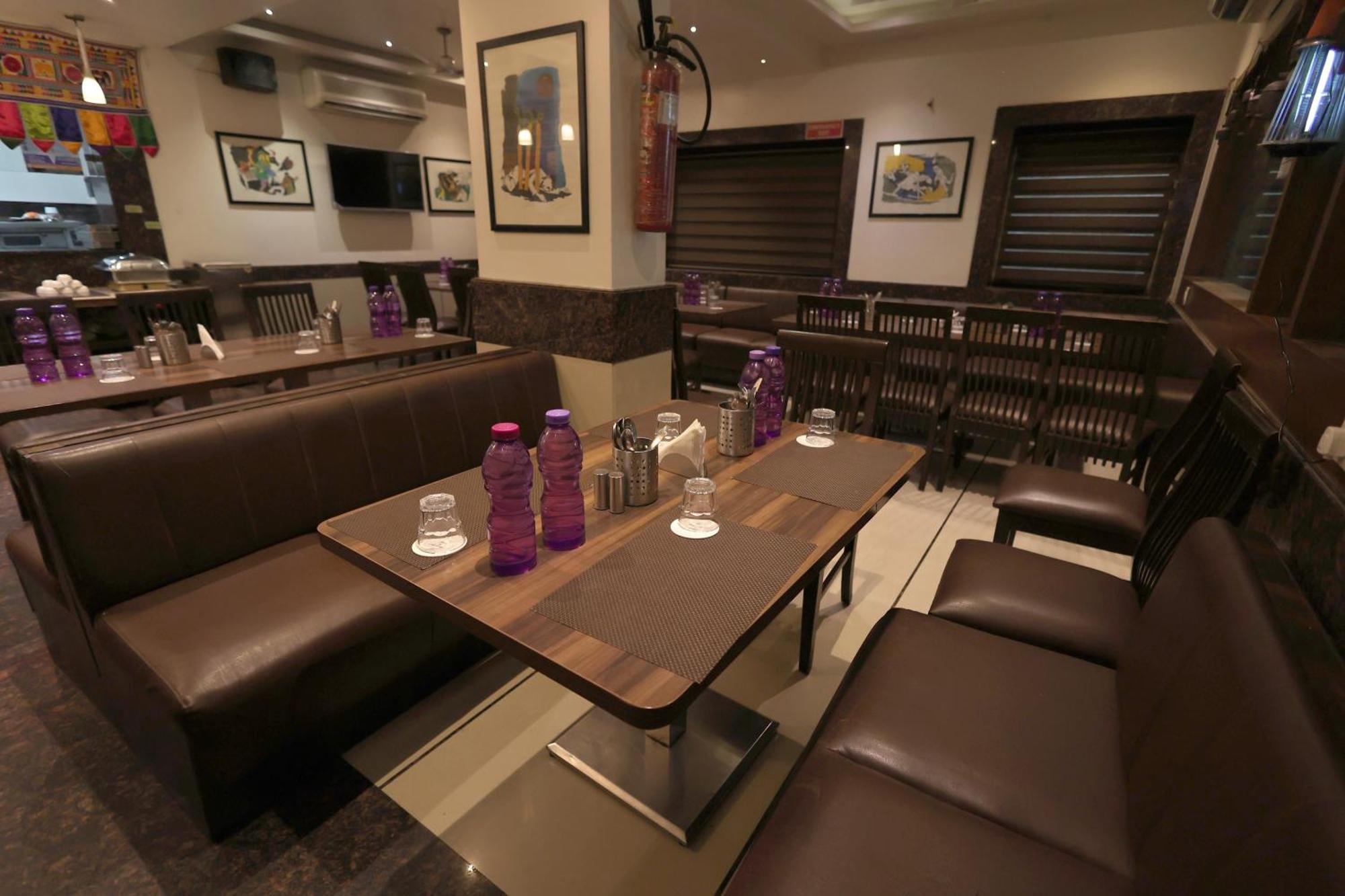 Hotel Vetro Inn Surat Exterior photo