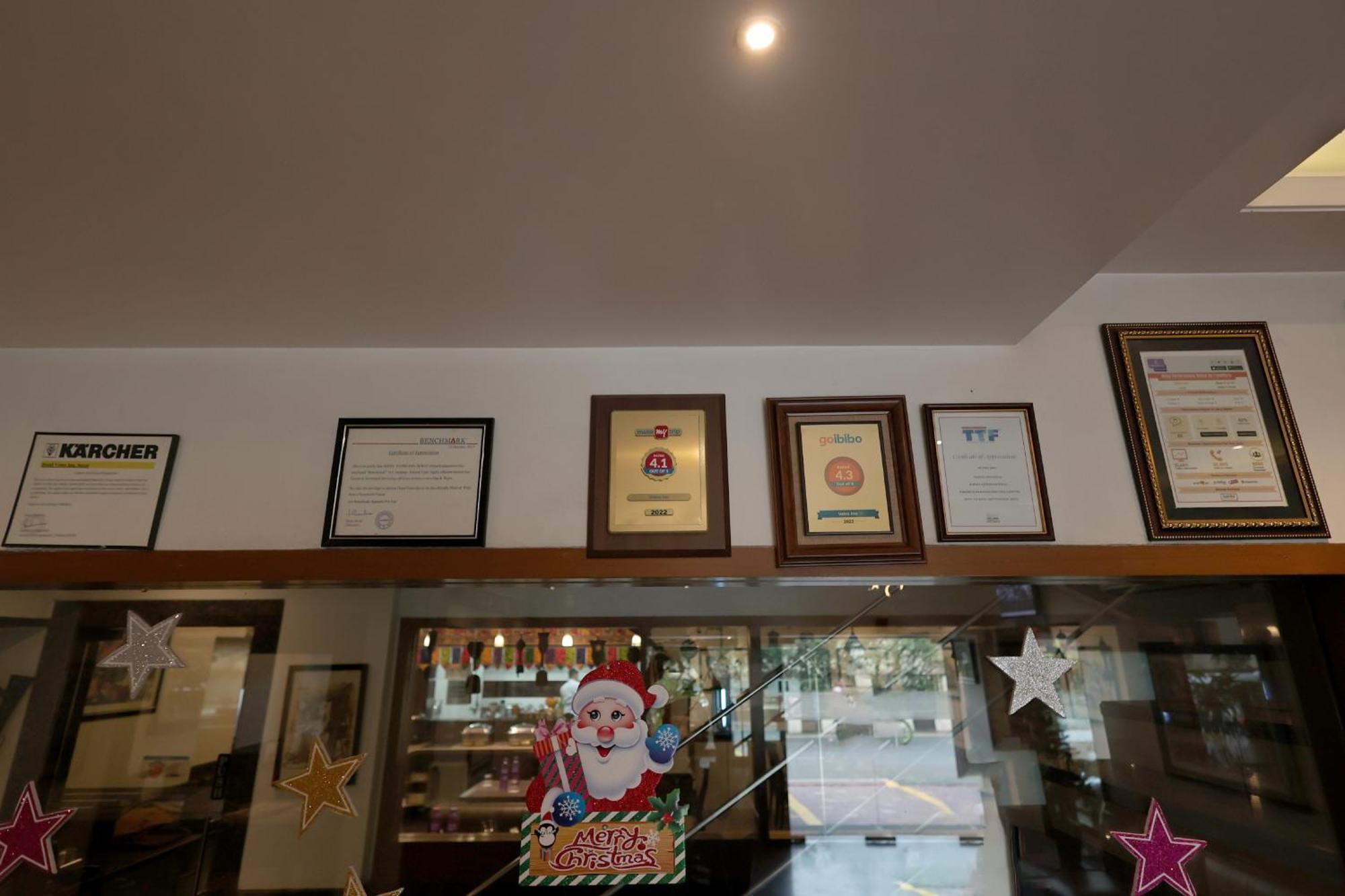Hotel Vetro Inn Surat Exterior photo